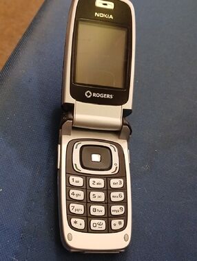 Nokia Flip Phone in Silver and Black